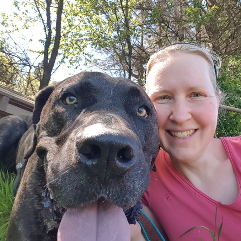 Ihre Tierheilpraktikerin Lisa-Marie Gerhardt mit Hermann Eine junge Frau lächelt im Rahmen eines Selfies mit ihrem Hund in die Kamera.